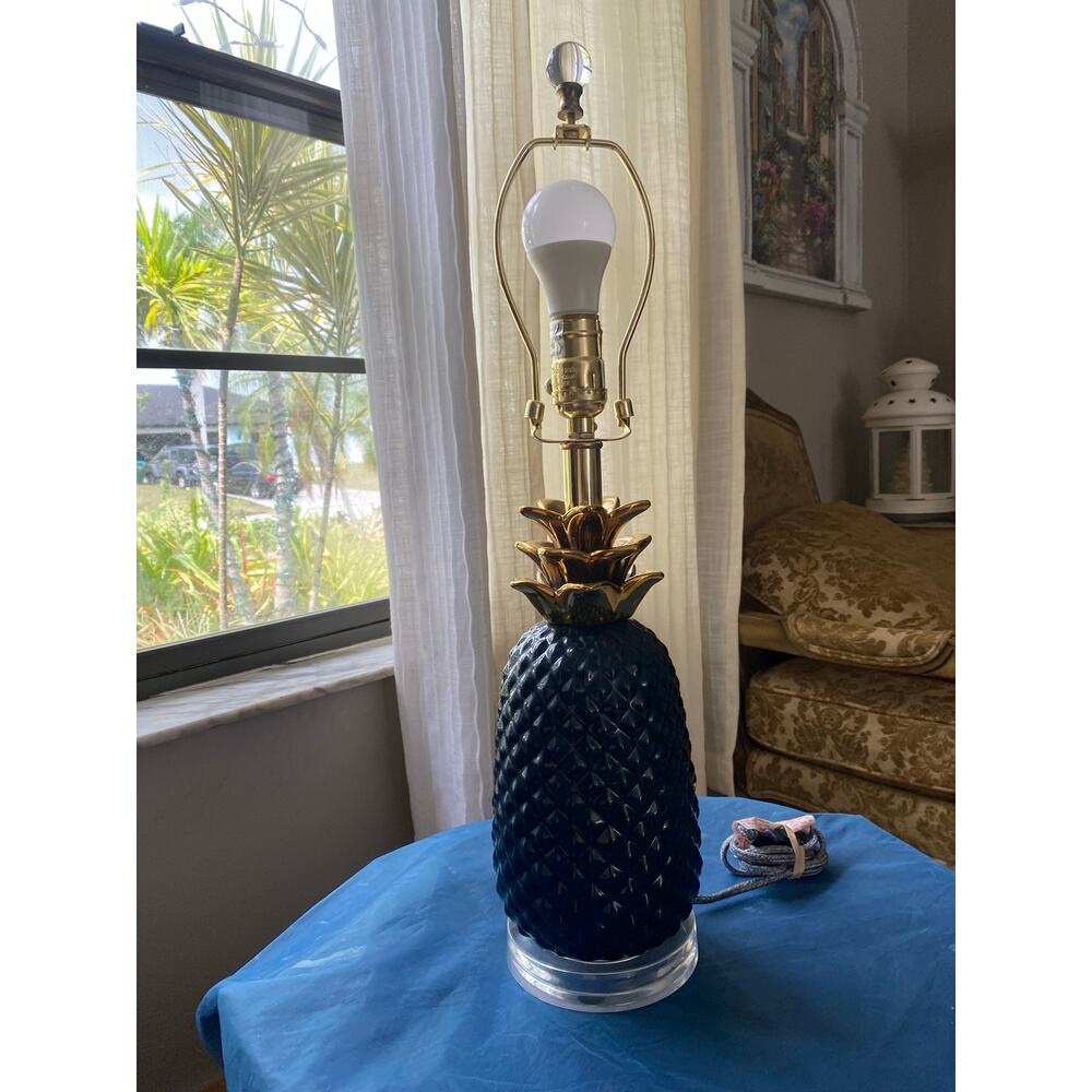 JONATHAN Y Pineapple Ceramic Table Lamp features a navy blue base gold-finished